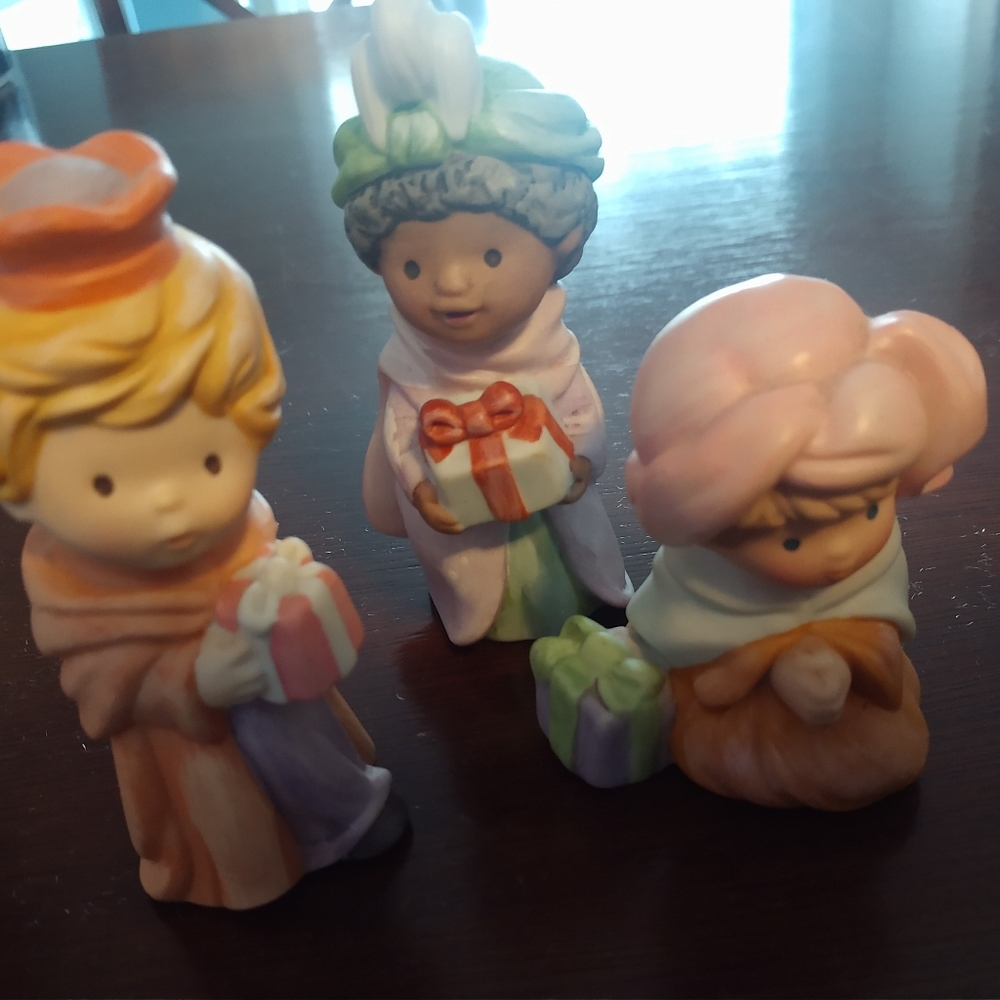 Vintage Heavenly Blessings Nativity Collection - 12 figurines - Picture 5 of 14